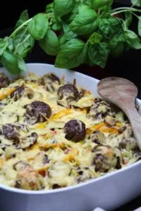 Herzhafter Auflauf mit Fleisch, Käse und Gemüse, perfekt überbacken