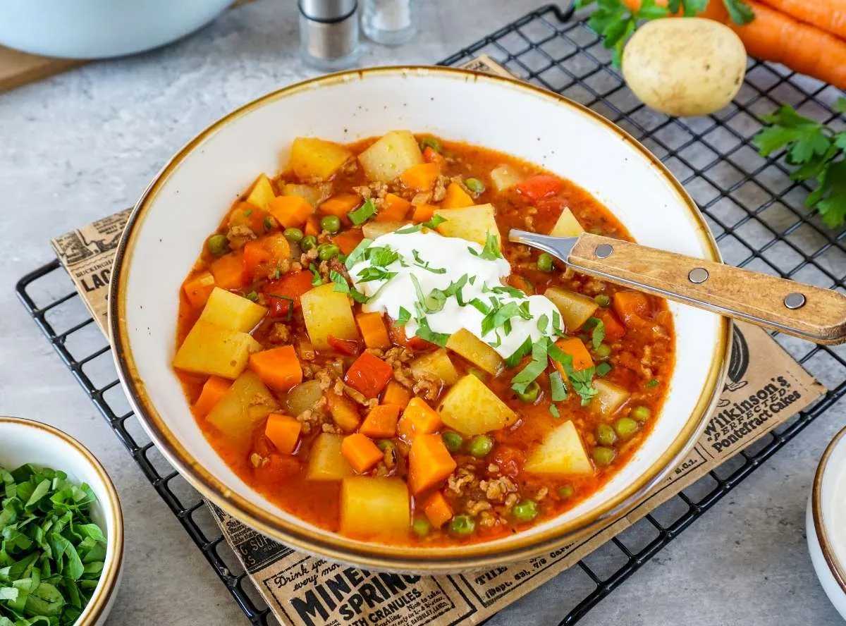 Herzhafter Bauerntopf mit Hackfleisch und Kartoffeln, ein beliebtes deutsche Hausmannskost Rezept für die ganze Familie