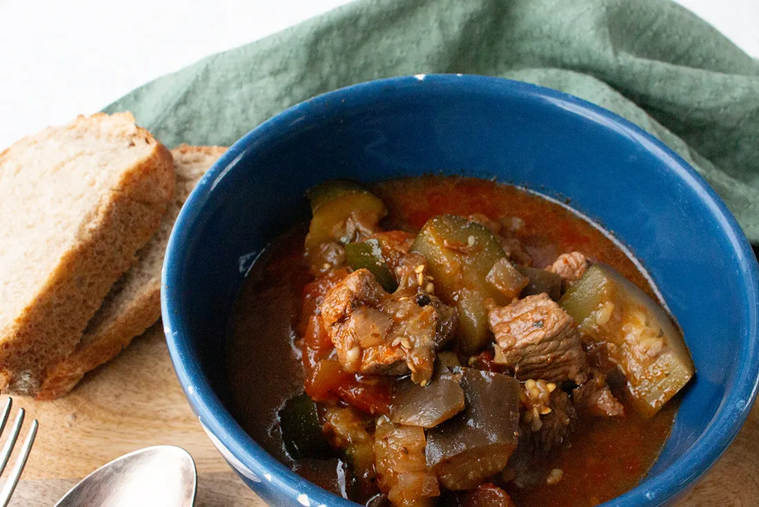 Herzhafter Eintopf mit Rindsgulasch und mediterranem Gemüse