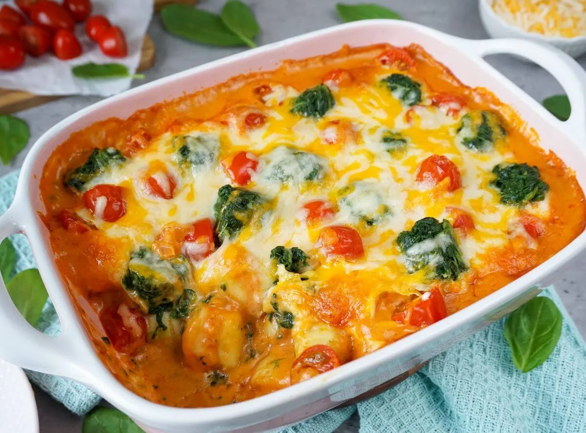 Herzhafter Gnocchi-Spinat-Auflauf frisch aus dem Ofen