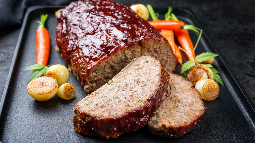 Herzhafter Hackbraten mit Gemüse, ein beliebtes Familienessen.