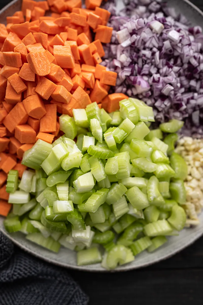 Herzhafter Kichererbsen-Eintopf mit Süßkartoffeln und Orzo-Nudeln in einer Schüssel