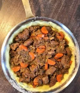 Herzhafter Lamm-Auflauf vor dem Überbacken