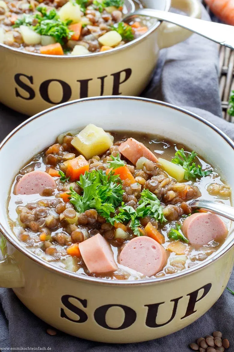 Herzhafter Linseneintopf kocht im Topf, ein beliebtes deutsches Linsen Rezept