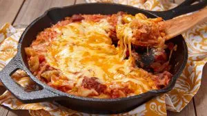 Herzhafter Reis-Hack-Auflauf mit geschmolzenem Käse, ein günstiges und sättigendes Soulfood-Rezept