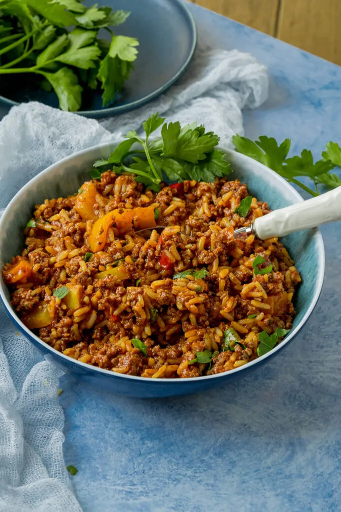 Herzhafter Reis-Hackfleisch-Topf mit frischer Paprika und Petersilie