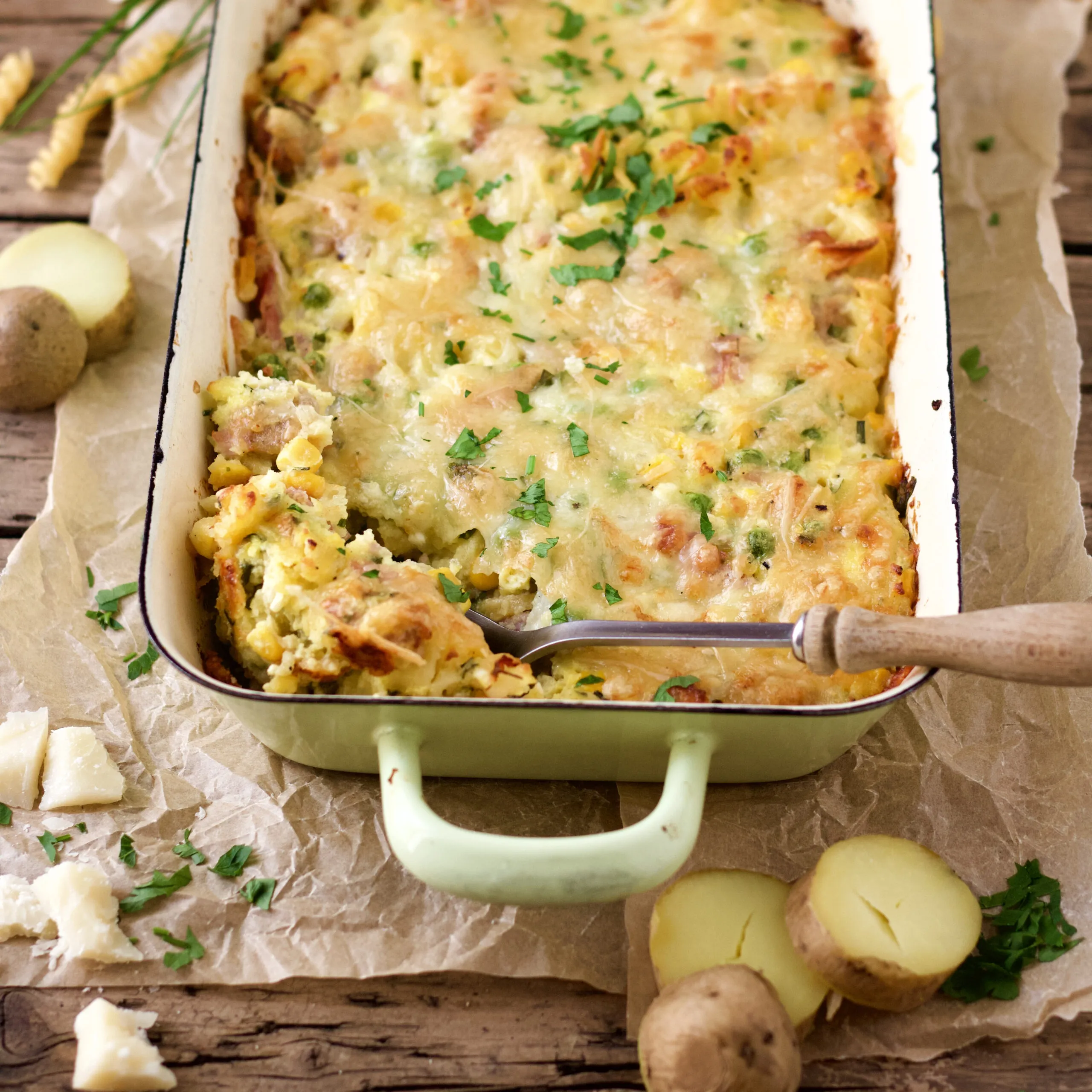 Herzhafter Resteauflauf mit knuspriger Käsekruste, vielfältigen Zutaten und frischen Kräutern in einer Auflaufform, perfekt für nachhaltige Küche und Resteverwertung