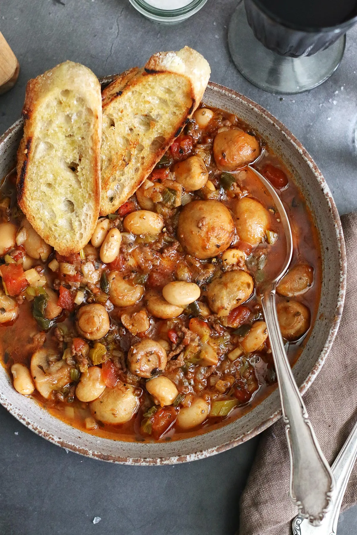 Herzhafter Schmortopf mit Pilzen, weißen Bohnen, Hackfleisch und Lauch, fertig aus dem Ofen