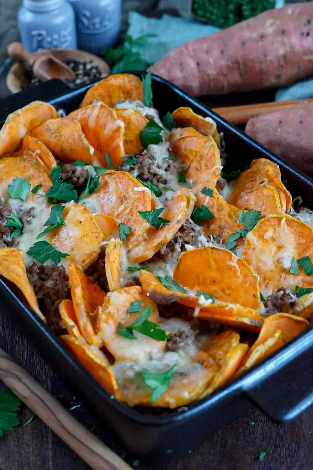 Herzhafter Süßkartoffel Auflauf mit Hackfleisch und Käsekruste