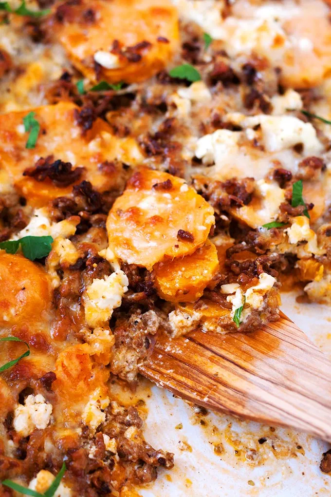 Herzhafter Süßkartoffel-Hackfleisch-Auflauf mit Feta und knuspriger Käsekruste