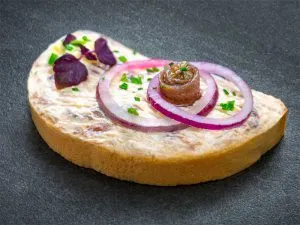 Herzhafter Thunfisch-Sardellen-Aufstrich auf einem Brötchen