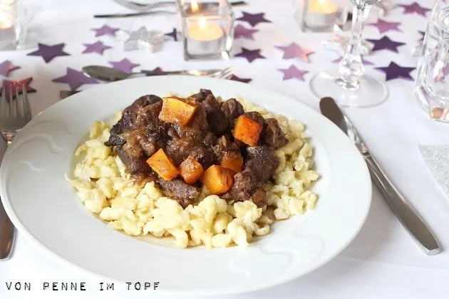 Herzhaftes Ofengulasch mit Kürbis und Pflaumen, ein deftiges Gericht für die deutsche Winterküche