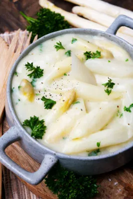 Herzhaftes Spargelragout mit zartem weißem Spargel und frischer Petersilie, eine köstliche Alternative.