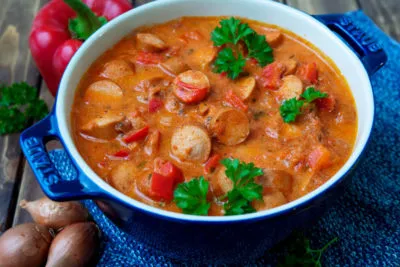 Herzhaftes Würstchengulasch mit Paprika und Wiener Würstchen in einer tiefen Schale