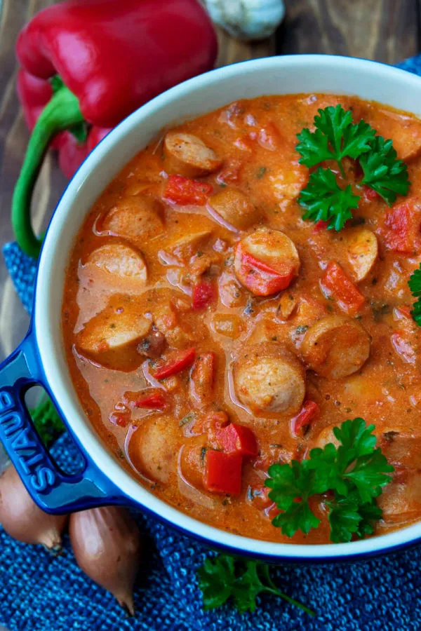 Herzhaftes Würstchengulasch mit Wiener Würstchen, verfeinert mit Paprika und frischer Petersilie