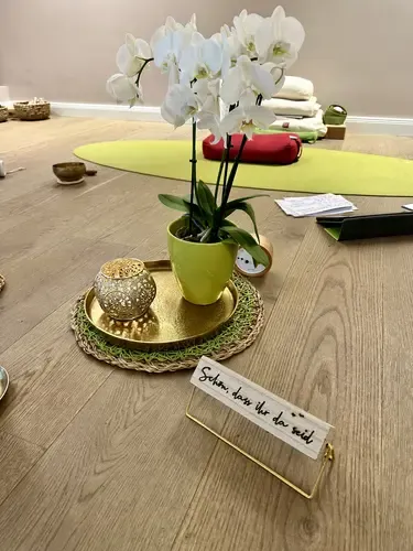 Herzliches Willkommen im einladenden Yoga-Raum