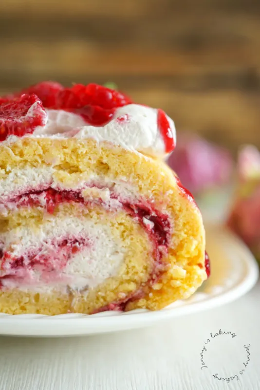 Himbeer-Biskuitrolle mit cremiger Füllung