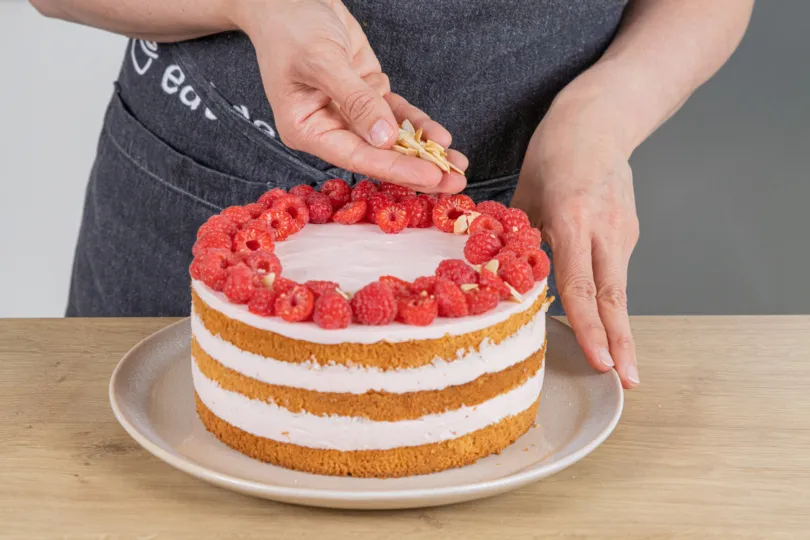 Himbeer-Mascarpone-Creme-Torte dekorieren