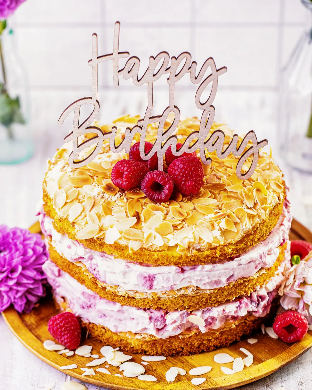 Himbeer-Quark Naked Cake als Geburtstagstorte, frisch zubereitet mit Beeren und Tortenring