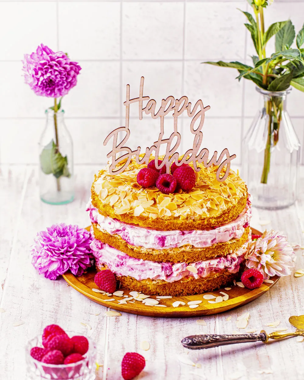 Himbeer-Quark Torte im Prozess: Tortenboden mit Creme und ganzen Himbeeren