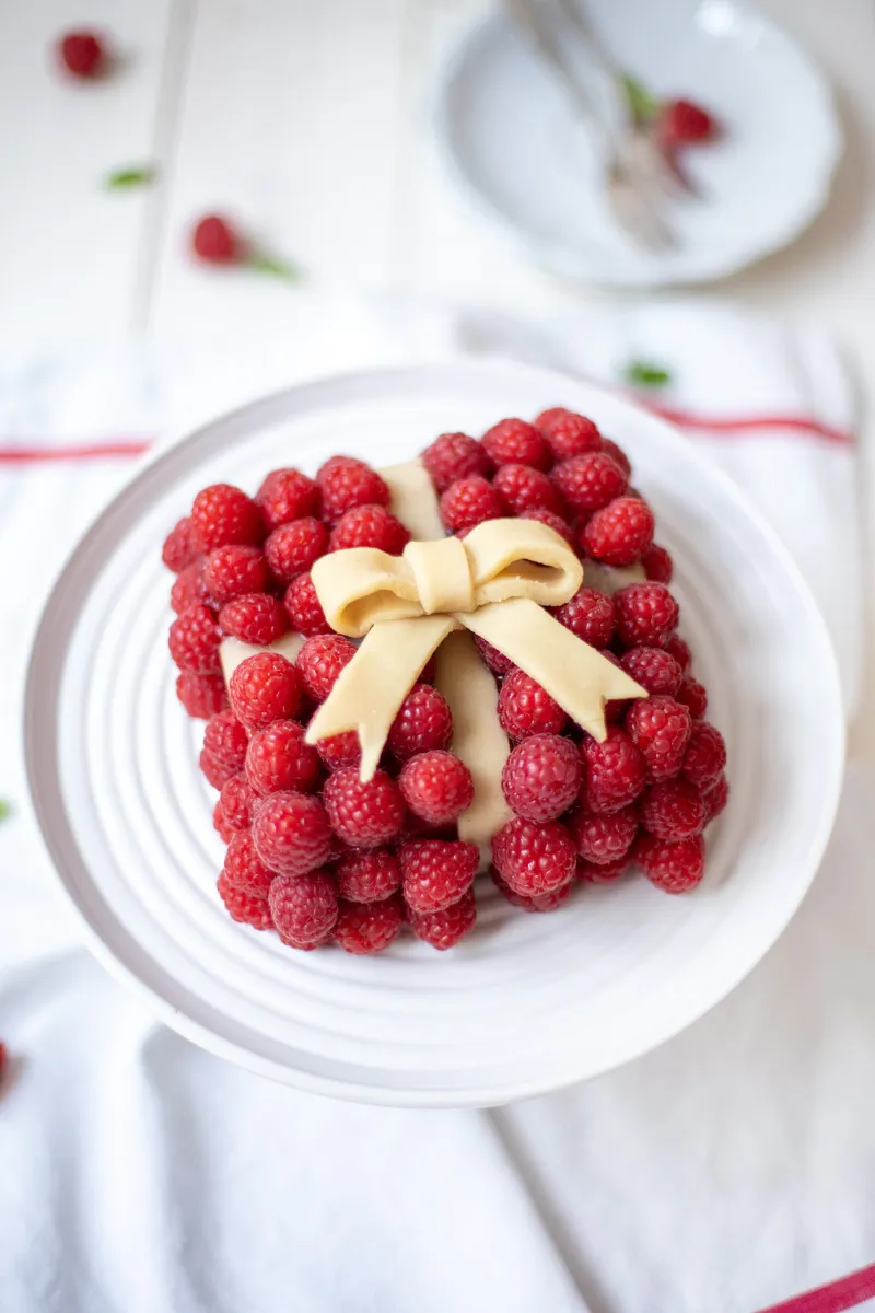 Himbeer-Zitronenkuchen kreativ als Geschenkverpackung inszeniert