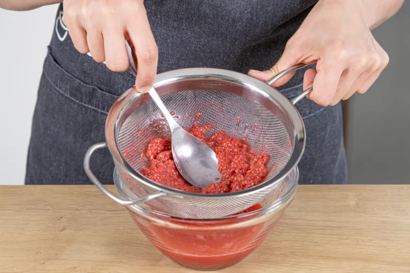 Himbeeren durch ein Sieb streichen