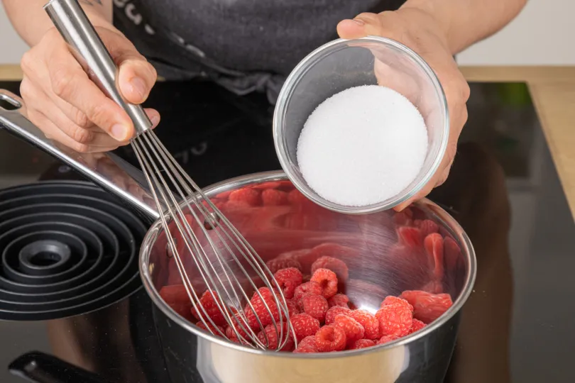 Himbeeren und Zucker erwärmen