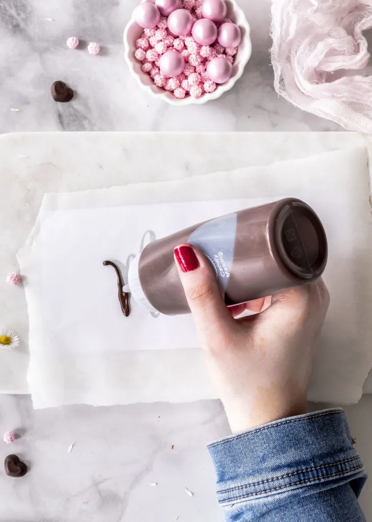 Himbeermousse-Törtchen mit einem dekorativen Schriftzug, ideal als geburtstags kuchen für mama.