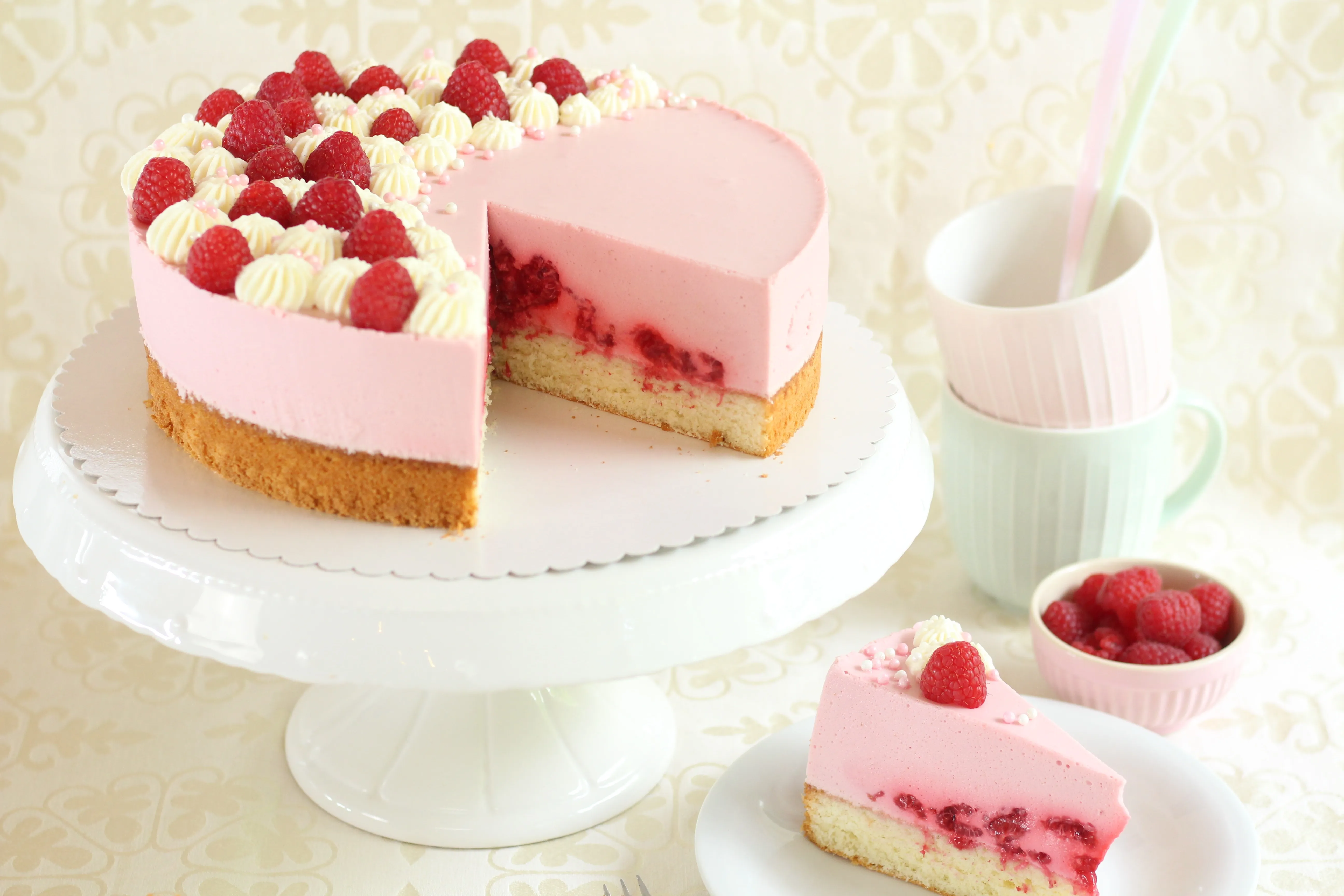 Himbeersahne-Torte als Hauptbild mit Götterspeise und frischen Himbeeren