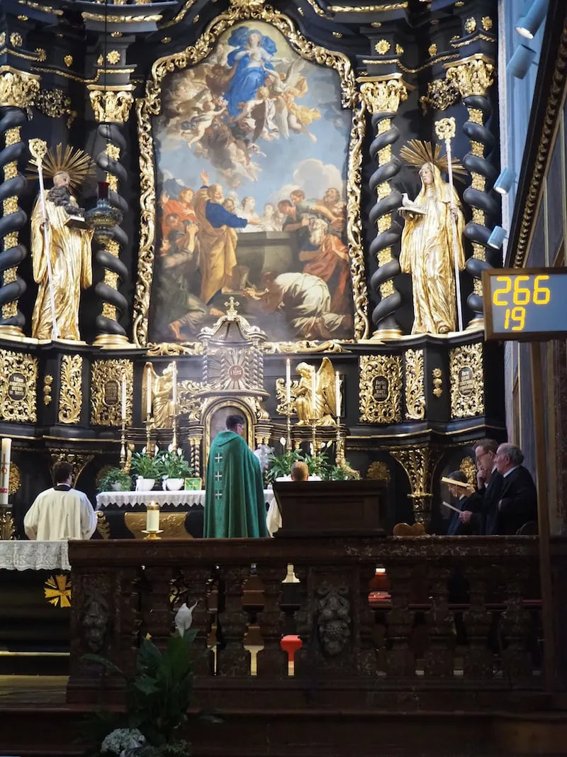 … hinein in die barockisierte Stiftskirche zur abendlichen Vesper …