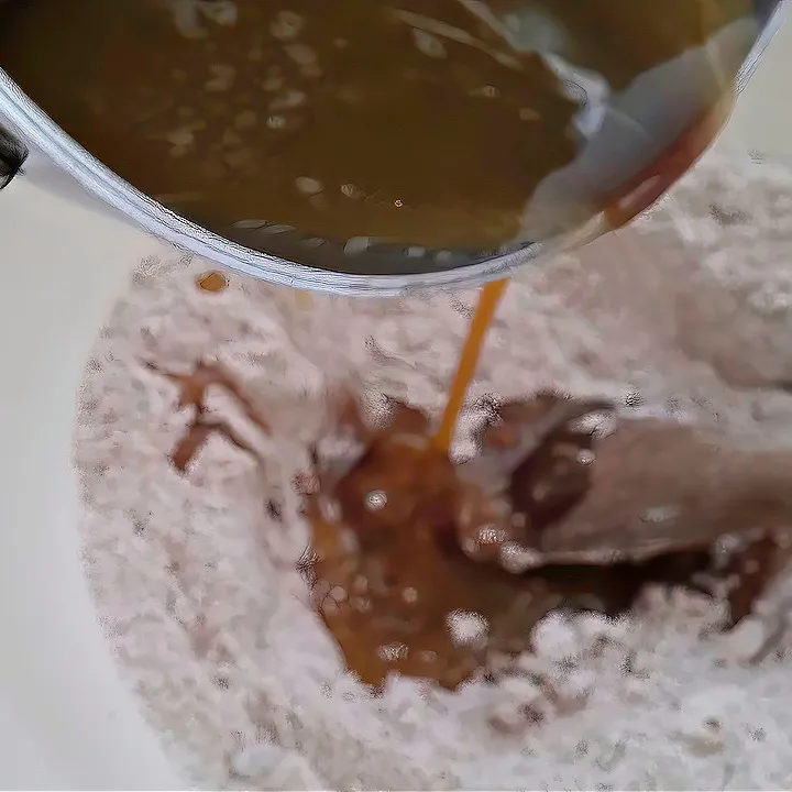 Hinzufügen von feuchten zu trockenen Zutaten zur Herstellung von Lebkuchen