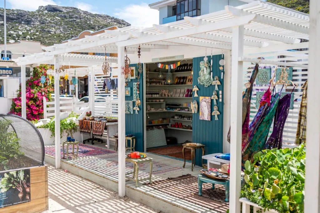 Hippie-Geschäfte und gemütliche Cafés in Kalk Bay, einem charmanten Küstenort nahe der Garden Route