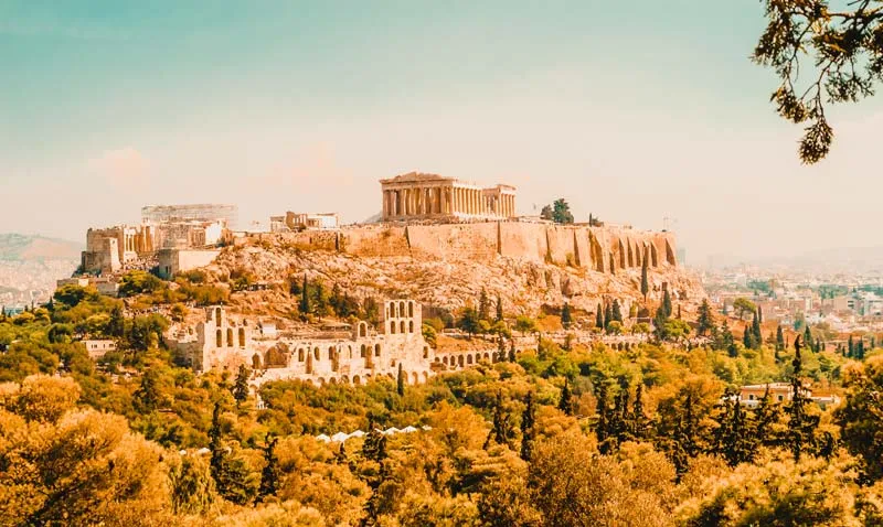 Historische Akropolis in Athen bei sonnigem Herbstwetter