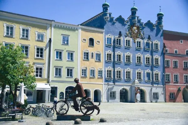 Historische Altstadt: Der Stadtplatz von Burghausen mit seinen charakteristischen Giebelhäusern