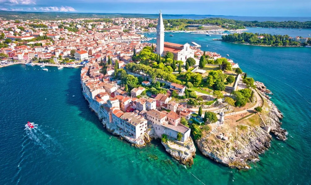 Historische Altstadt von Rovinj mit bunten Häusern und venezianischem Glockenturm am Meer in Istrien
