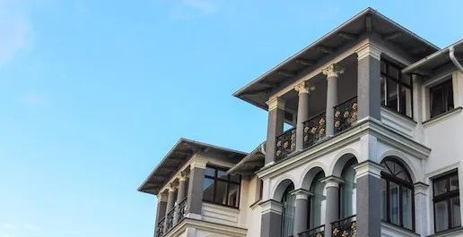 Historische Bäderarchitektur in Ahlbeck auf Usedom mit Blick zum Strand