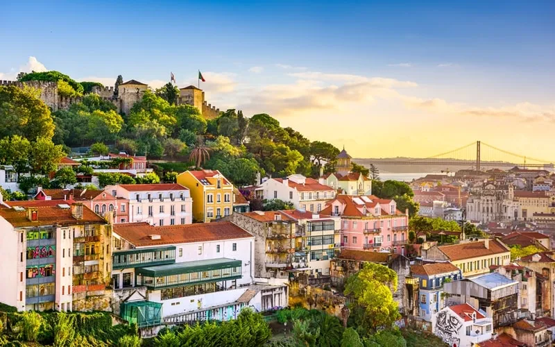 Historische Gebäude in Lissabon bei Sonnenuntergang