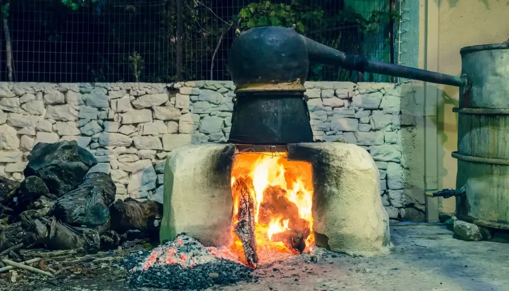 Historische Kupferbrennblase bei der Ouzo-Herstellung in Griechenland, ein essentieller Schritt für den charakteristischen Anisgeschmack des uso getränk.