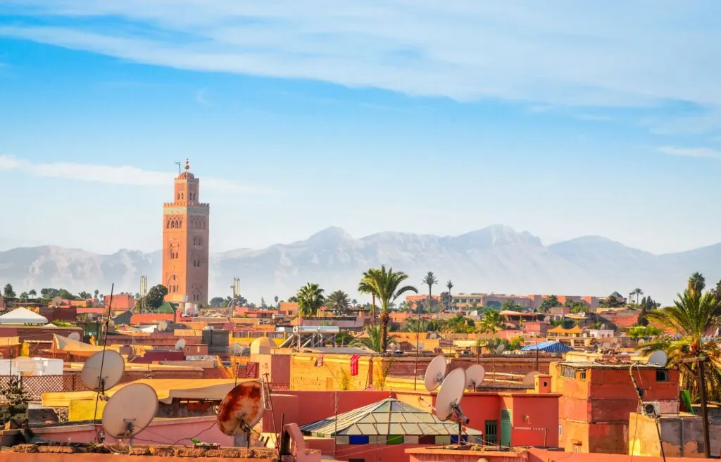 Historische Stadtansicht von Marrakesch mit Dächern und Koutoubia-Moschee