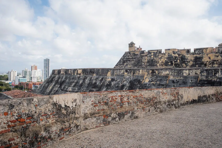 Historische Wehrmauern einer Festung