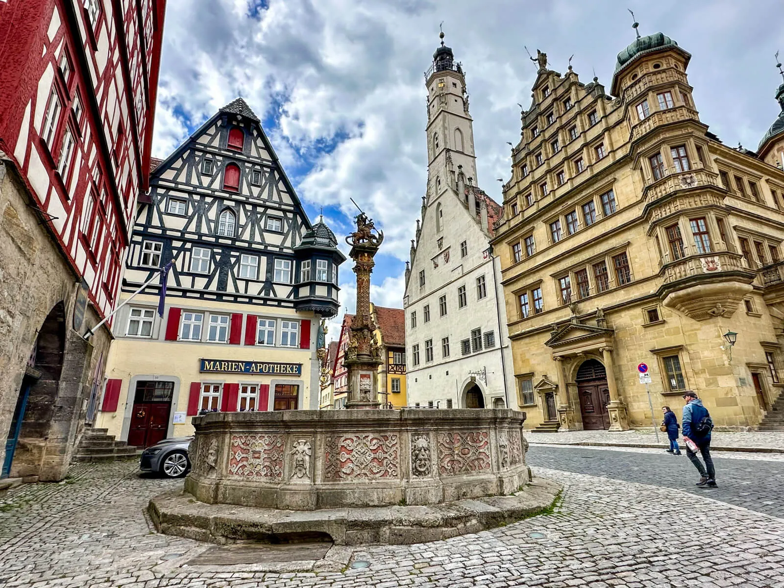 Historischer Marktplatz: Der Brunnen vor dem Rathausturm in Rothenburg ob der Tauber