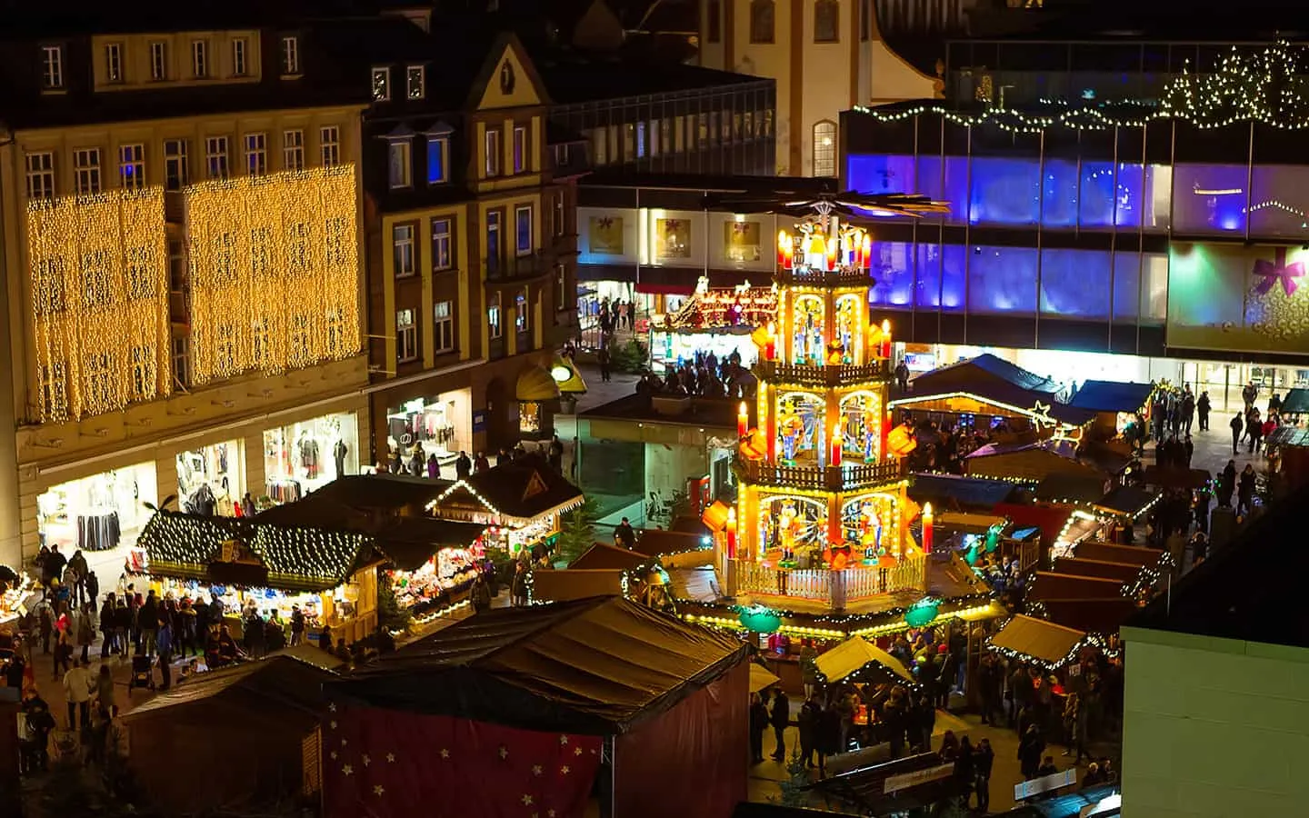 Historischer Nürnberger Christkindlesmarkt mit festlich beleuchteten Fachwerkhäusern und Besuchern, ein Top-Reiseziel Weihnachten 2022.