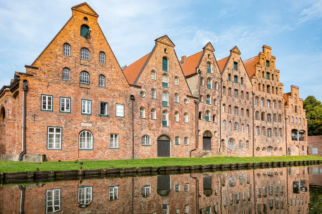 Historischer Salzspeicher in Lübeck an einem Kanal