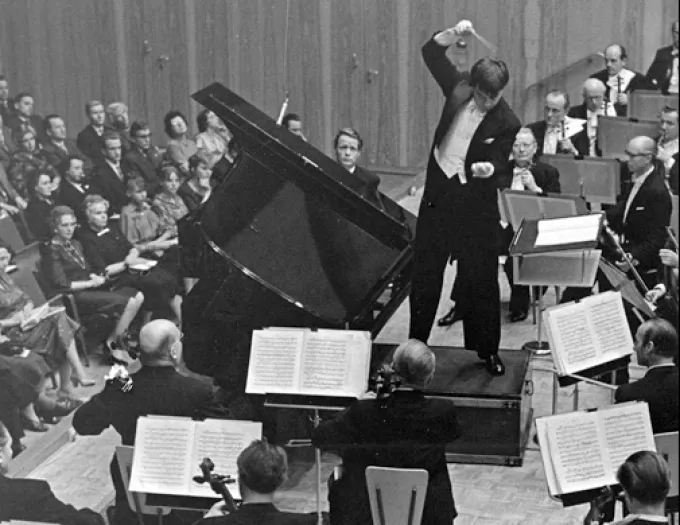 Historisches Foto des ersten Konzerts der Reihe »RIAS stellt vor« am 3. November 1959 mit Pianist Anton Kuerti und Dirigent Christoph Stepp, ein Schlüsselmoment in der Geschichte von Deutschlandfunk Kultur.