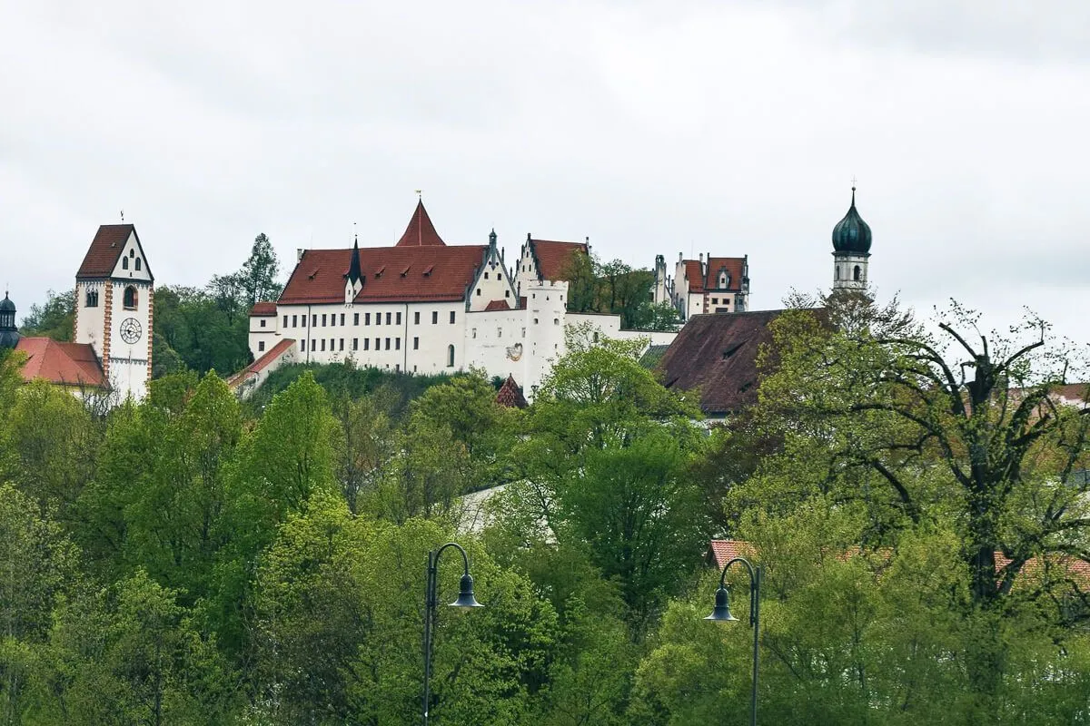 Historisches Panorama: Blick auf Füssen mit seinen Wahrzeichen, dem Hohen Schloss und dem Kloster Sankt Mang
