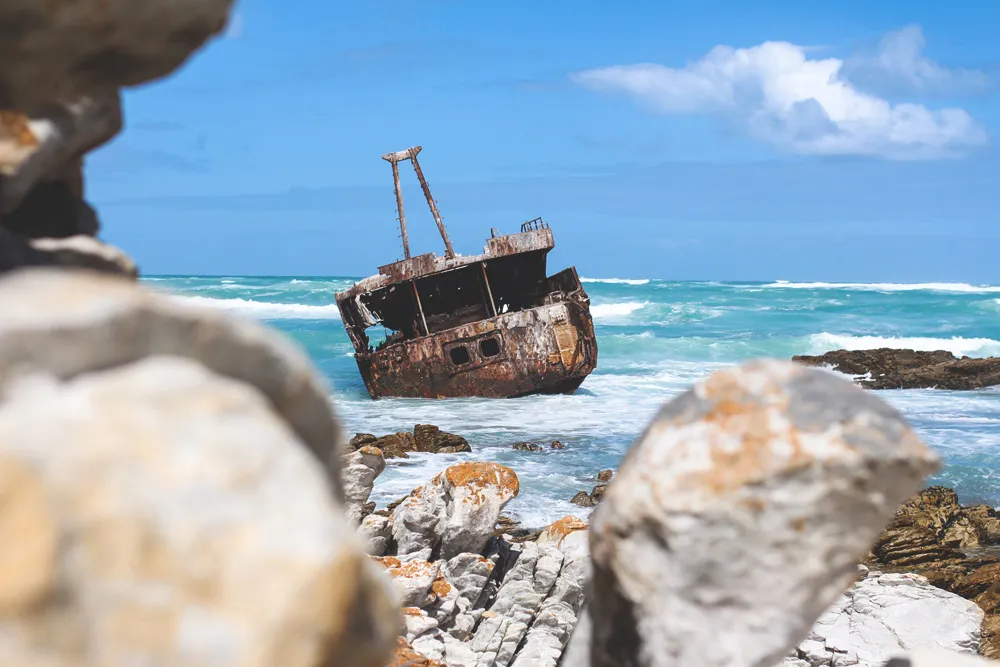 Historisches Schiffswrack am südlichsten Punkt Afrikas, Kap Agulhas, ein faszinierendes Ziel bei Reisetipps Garden Route
