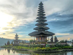 Historisches Wasserschloss inmitten einer deutschen Seenlandschaft