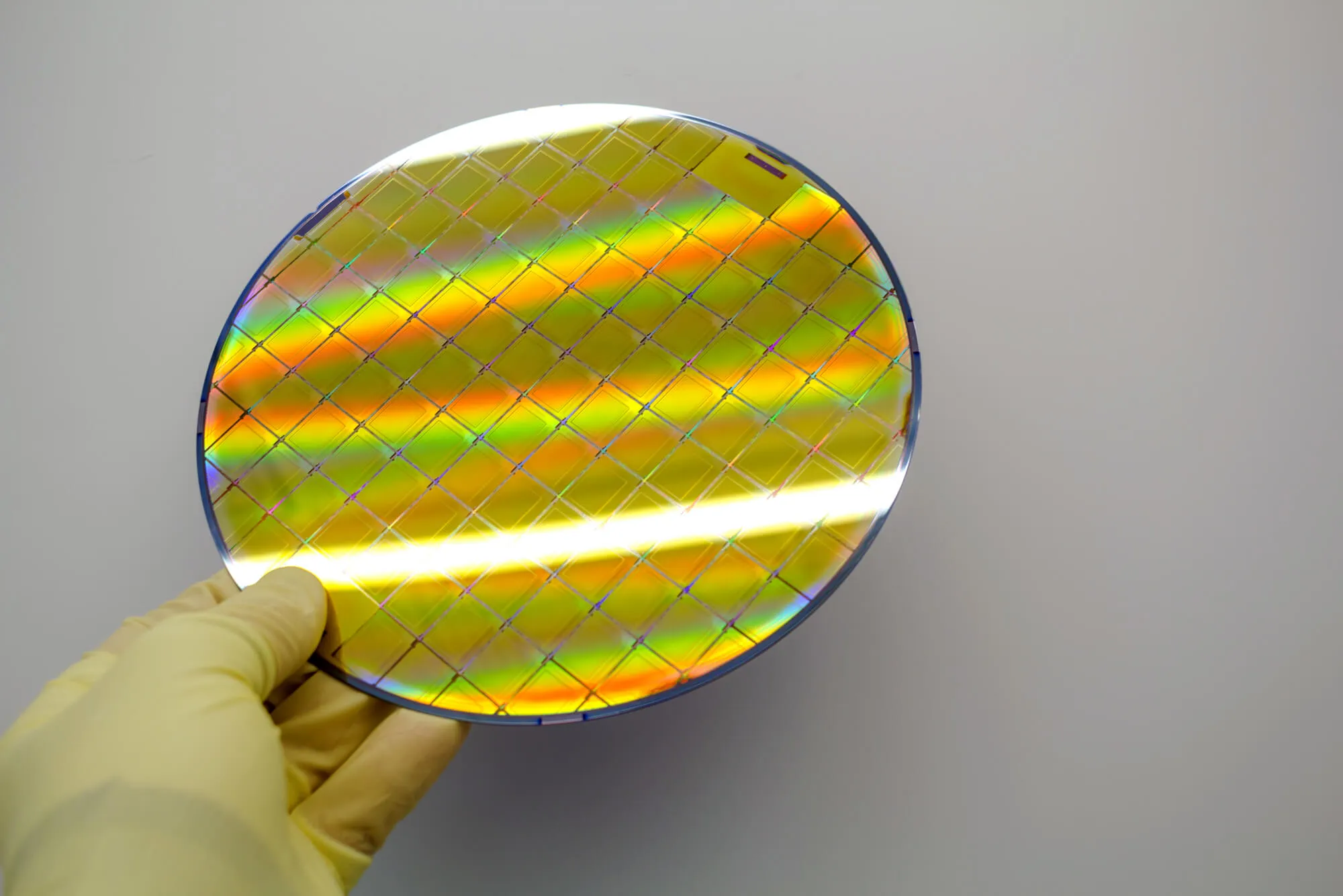 Hochwertige Indiumphosphid (InP) Wafer, bereit für präzise Halbleiterbearbeitung und die Herstellung komplexer elektronischer Komponenten