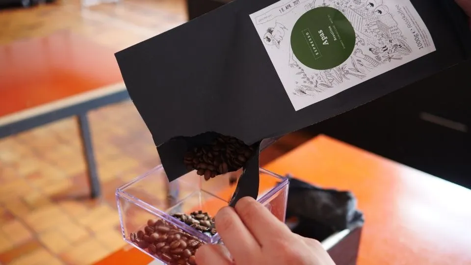 Hochwertiger Apas Espresso, empfohlen für die Smeg ECF01 aufgrund seiner mittleren bis dunklen Röstung.