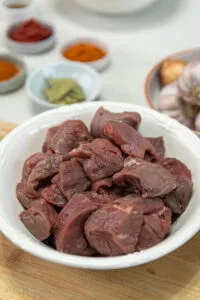 Hochwertiges Rindergulasch aus der Hüfte oder Schulter, bereit zum Anbraten für ein zartes Schmorgericht.